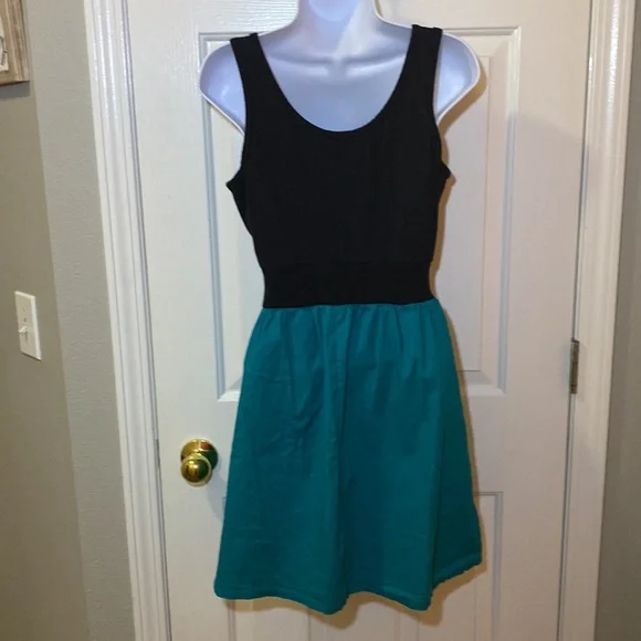 Velvet Torch Large sleeveless Dress - Picture 2 of 3